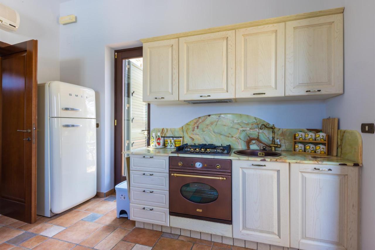 Casa Ulmi Con Piscina Bed & Breakfast Uggiano La Chiesa Eksteriør bilde