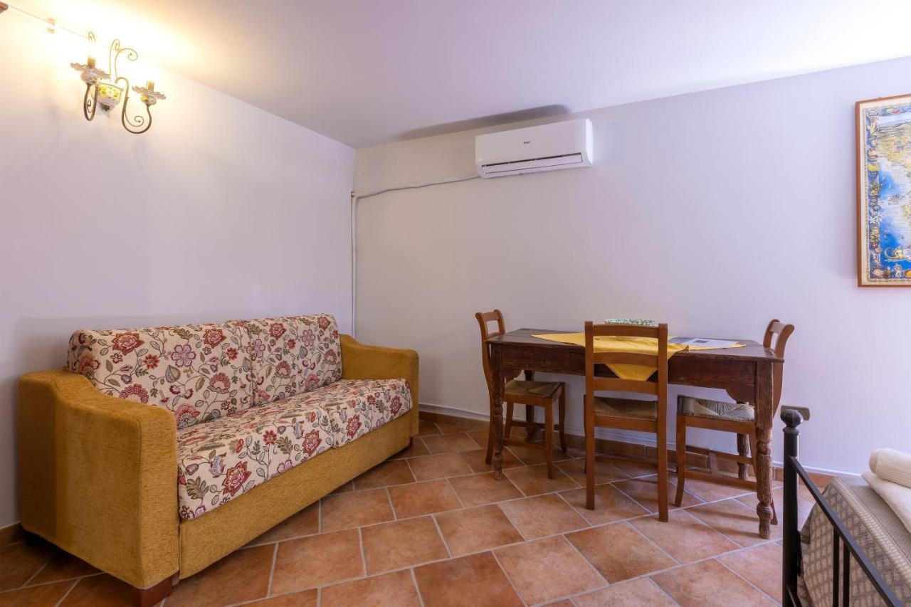 Casa Ulmi Con Piscina Bed & Breakfast Uggiano La Chiesa Eksteriør bilde