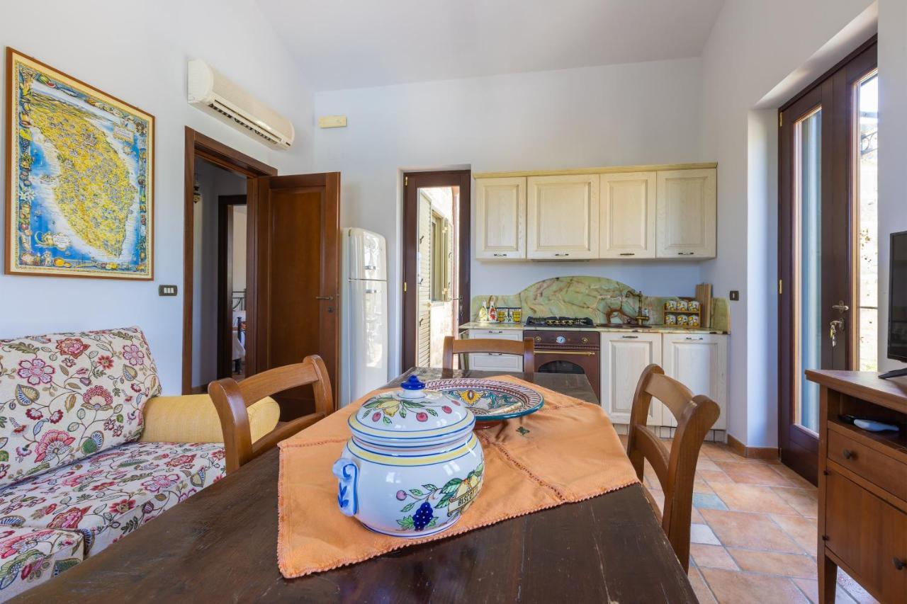 Casa Ulmi Con Piscina Bed & Breakfast Uggiano La Chiesa Eksteriør bilde