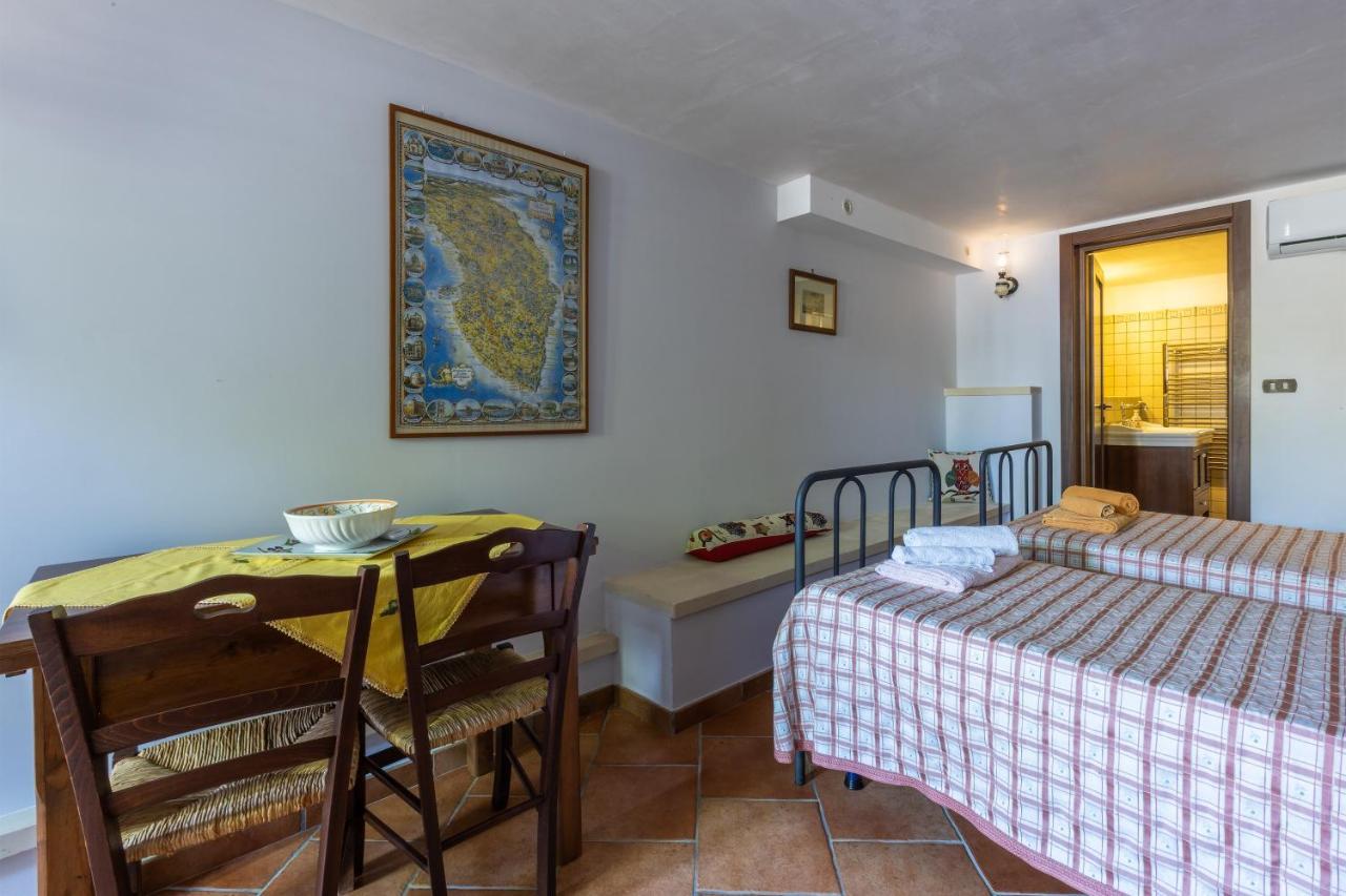 Casa Ulmi Con Piscina Bed & Breakfast Uggiano La Chiesa Eksteriør bilde