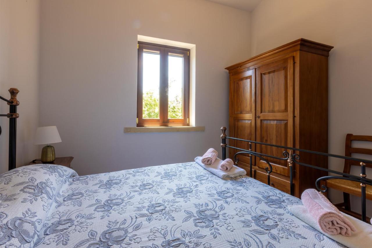Casa Ulmi Con Piscina Bed & Breakfast Uggiano La Chiesa Eksteriør bilde
