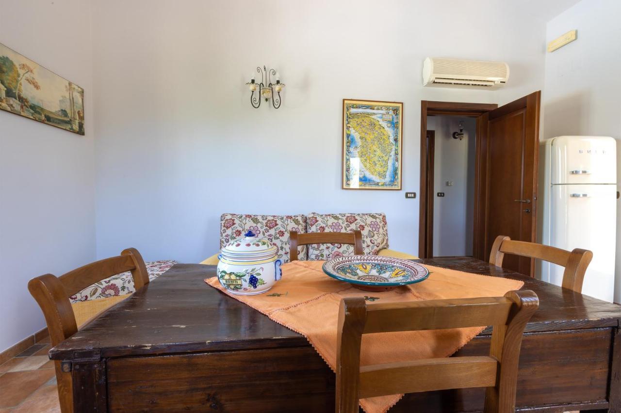 Casa Ulmi Con Piscina Bed & Breakfast Uggiano La Chiesa Eksteriør bilde
