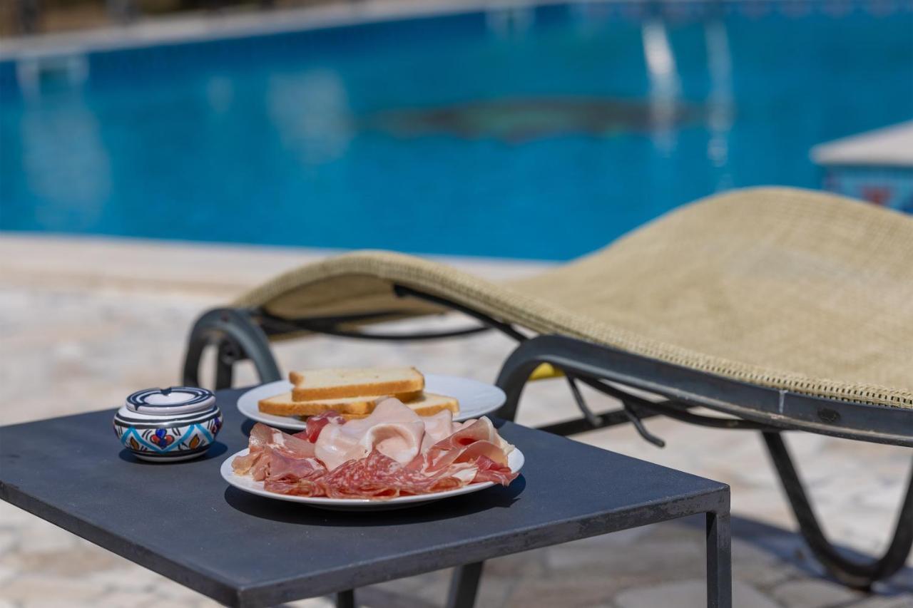 Casa Ulmi Con Piscina Bed & Breakfast Uggiano La Chiesa Eksteriør bilde