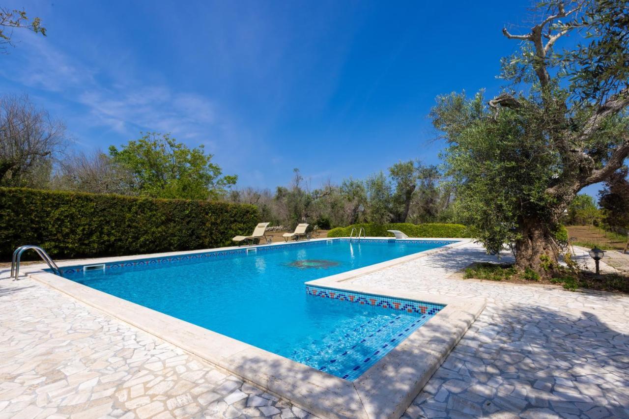 Casa Ulmi Con Piscina Bed & Breakfast Uggiano La Chiesa Eksteriør bilde