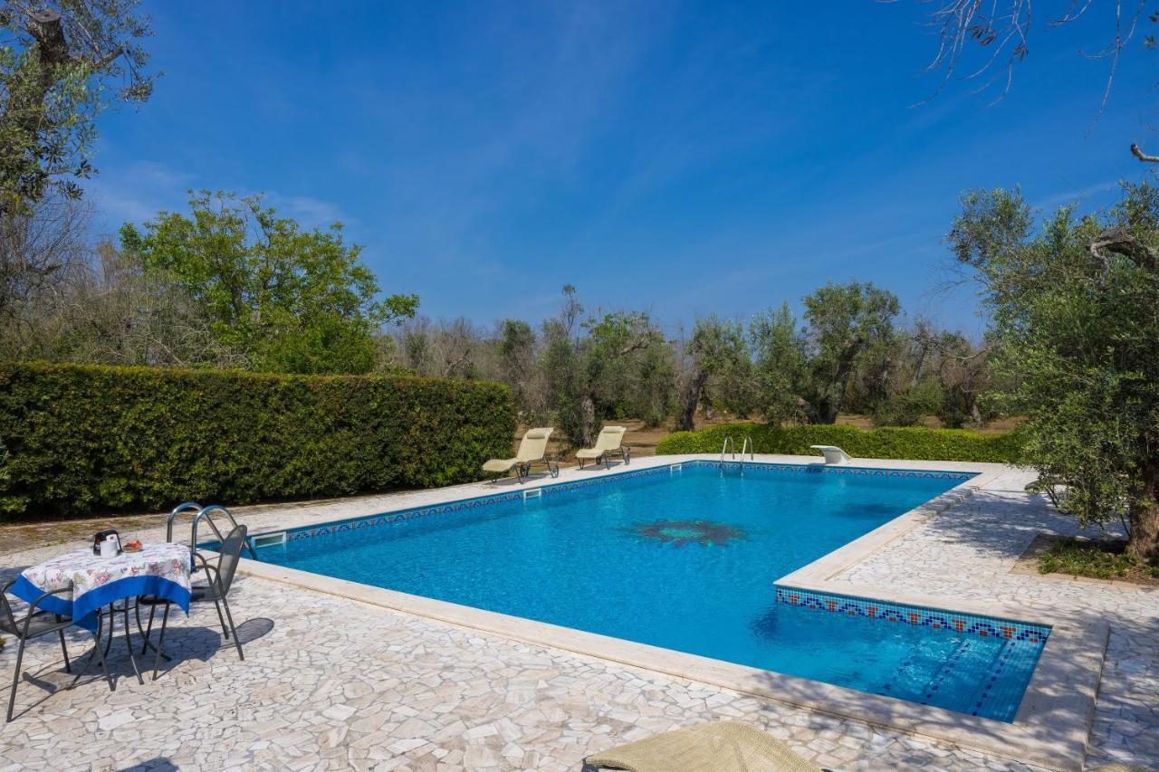 Casa Ulmi Con Piscina Bed & Breakfast Uggiano La Chiesa Eksteriør bilde