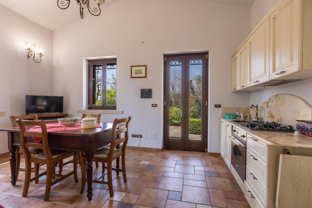 Casa Ulmi Con Piscina Bed & Breakfast Uggiano La Chiesa Eksteriør bilde
