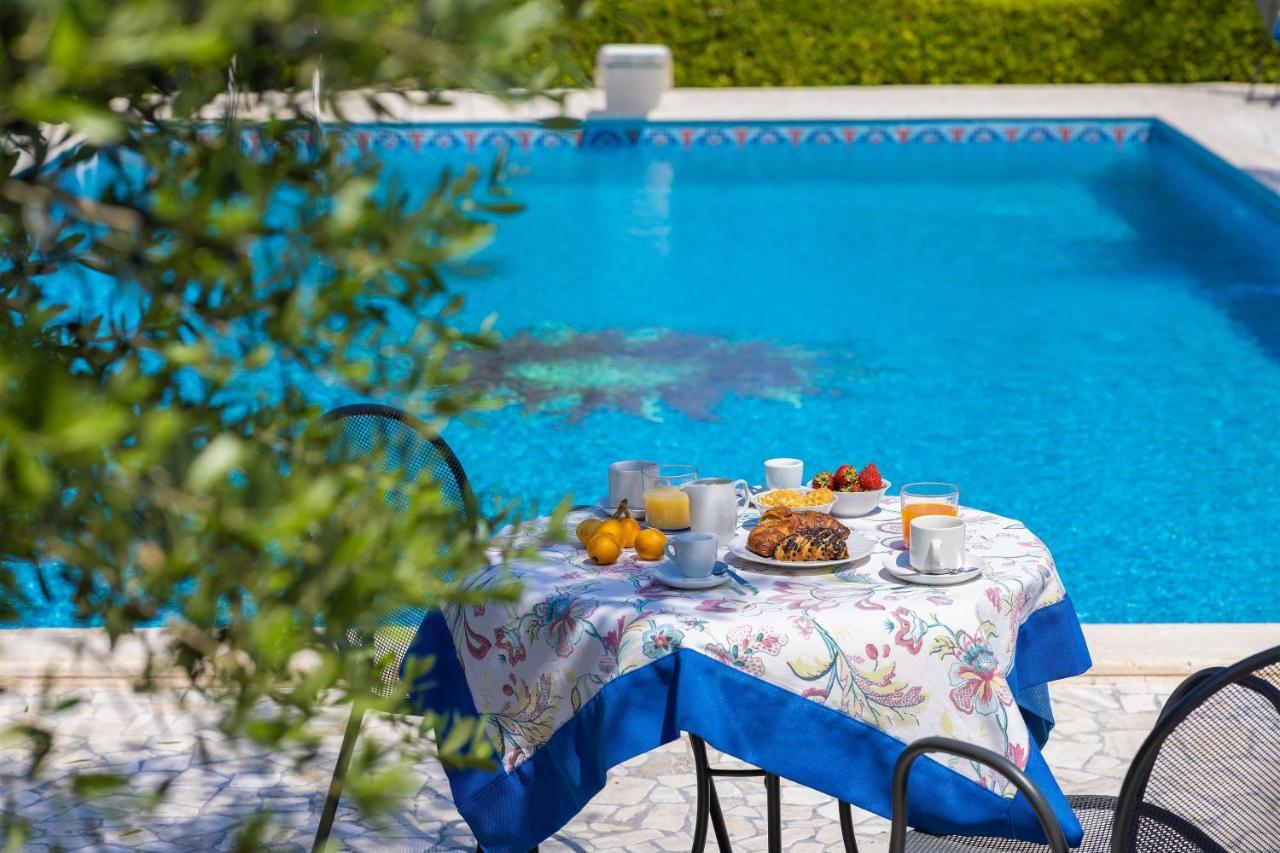 Casa Ulmi Con Piscina Bed & Breakfast Uggiano La Chiesa Eksteriør bilde