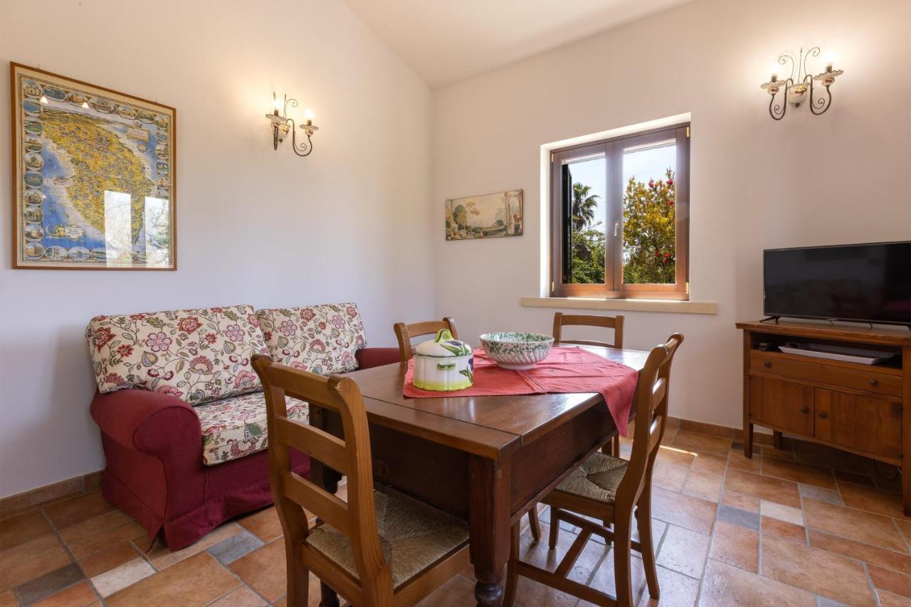 Casa Ulmi Con Piscina Bed & Breakfast Uggiano La Chiesa Eksteriør bilde