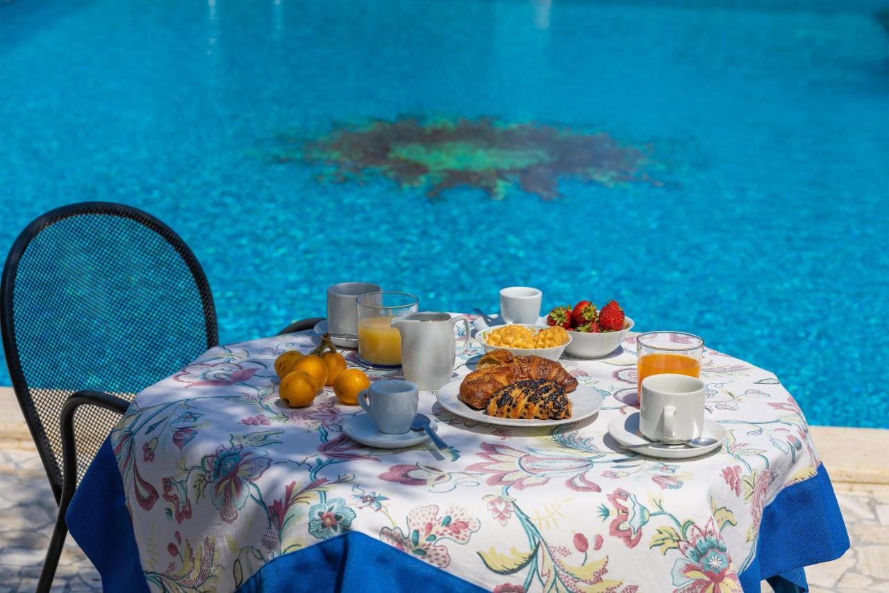 Casa Ulmi Con Piscina Bed & Breakfast Uggiano La Chiesa Eksteriør bilde